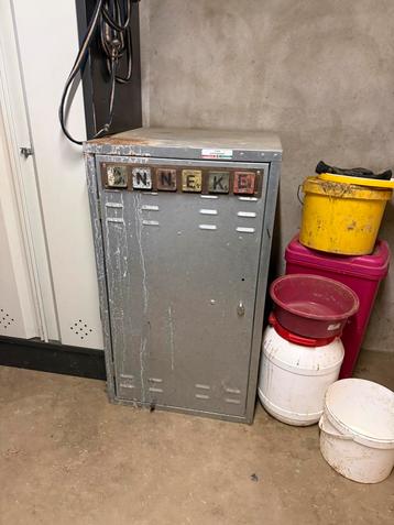 Zadelkast met ruimte voor twee zadels en meerdere hoofstel beschikbaar voor biedingen