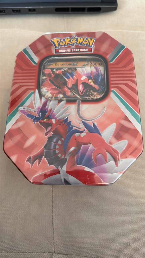 Pokémon Tins - Transcend Past & Future ex, Hobby en Vrije tijd, Verzamelkaartspellen | Overige, Zo goed als nieuw, Overige typen