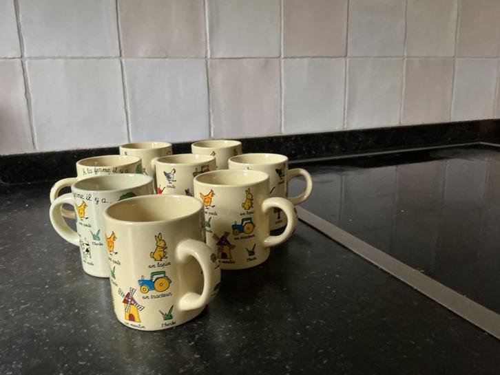 8 kleine Franse bekertjes met tekeningetjes, Huis en Inrichting, Keuken | Servies, Overige typen, Overige stijlen, Aardewerk, Ophalen of Verzenden