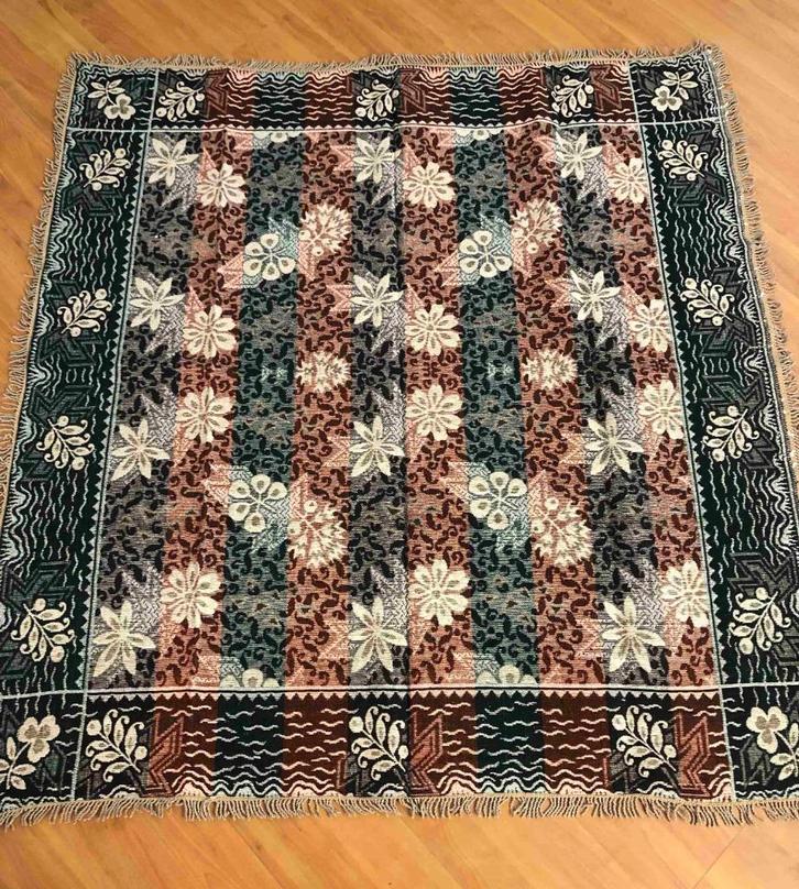 Vintage retro kleed tafelkleed met franjes 145/135, Huis en Inrichting, Tafelkleden, Gebruikt, Rechthoek, Ophalen of Verzenden