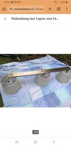 Plafondlamp met 3 spots. met 3 kunststoffen kappen., Huis en Inrichting, Lampen | Plafondlampen, Ophalen of Verzenden, Gebruikt