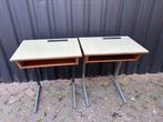 2 identieke retro kinder / schoolbureautjes, Ophalen, Gebruikt