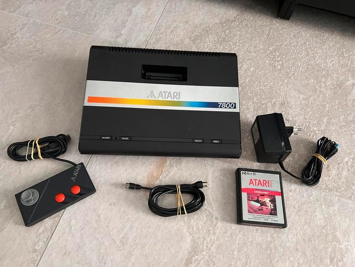 Atari’s 7800 twee stuks, Spelcomputers en Games, Spelcomputers | Atari, Gebruikt, Atari 7800 of Flashback, Met 1 controller, Met games