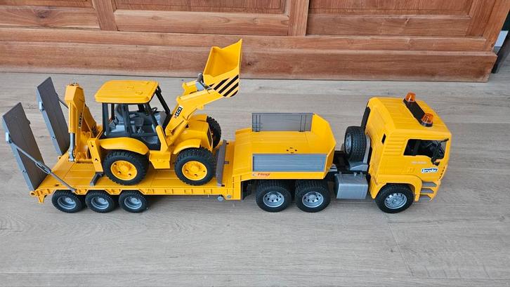 Bruder MAN TGA dieplader inclusief JCB 4CX graaflaadmachine, Kinderen en Baby's, Speelgoed | Speelgoedvoertuigen, Zo goed als nieuw
