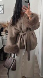 Elegante wollen beige jas centuur alpaca wol met bont mouwen, Kleding | Dames, Jassen | Winter, Ophalen of Verzenden, Zo goed als nieuw
