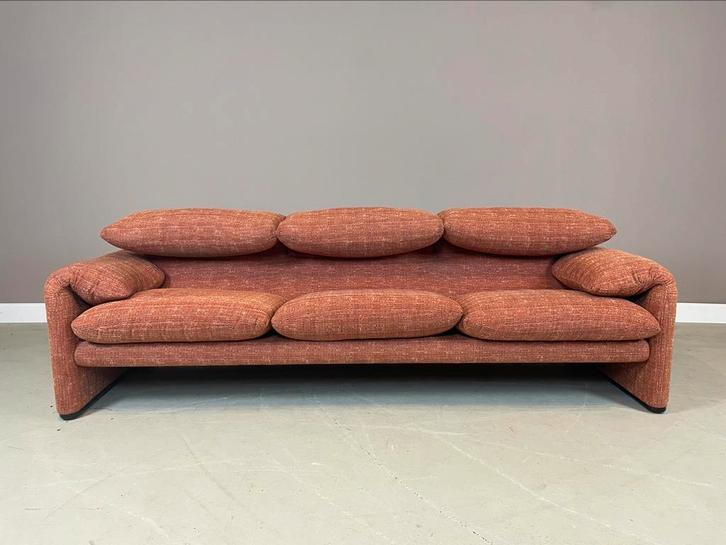 Cassina Maralunga 3 zits bank Vico Magistretti nette staat, Huis en Inrichting, Banken | Complete zithoeken, Gebruikt, Stof, Ophalen