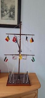 Siermast vlaggetjes gelakt hout hoogte 82cm. Bieden mag!, Verzamelen, Scheepvaart, Ophalen