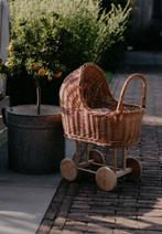 Nieuw rieten poppenwagentje, Kinderen en Baby's, Speelgoed | Poppen, Ophalen of Verzenden, Nieuw, Babypop
