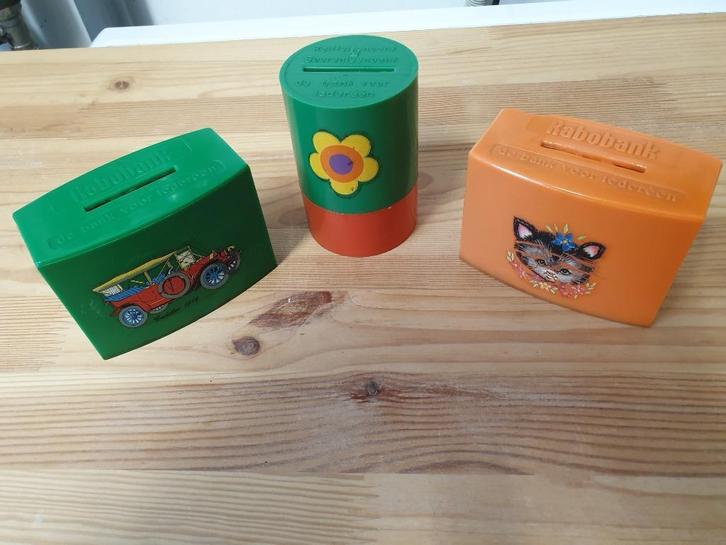3 vintage spaarpotjes Rabobank en Raiffeisenbank, Verzamelen, Spaarpotten, Gebruikt, Overige thema's, Kunststof, Ophalen of Verzenden