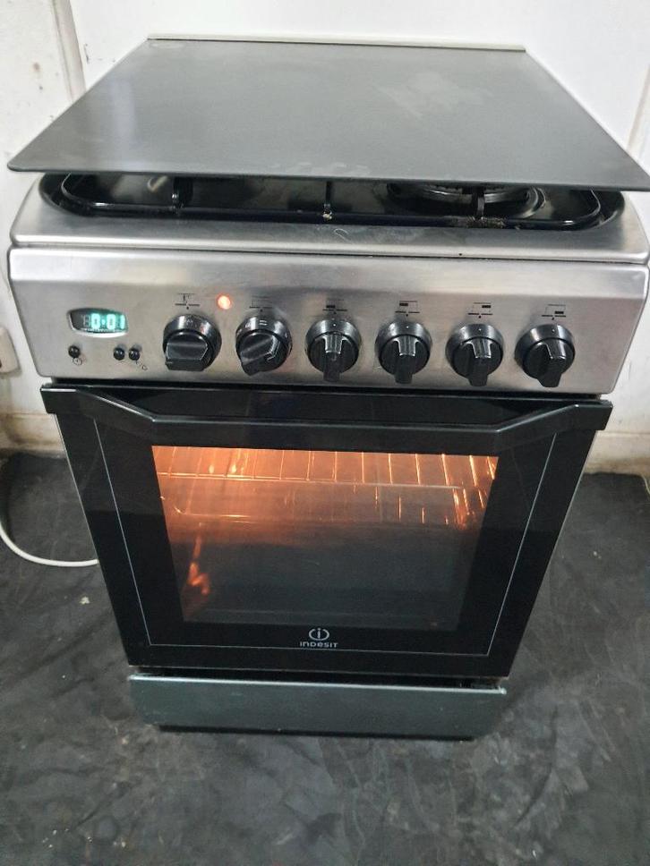 Indesit fornuis met elektrische hetelucht oven werkt super, Witgoed en Apparatuur, Fornuizen, Zo goed als nieuw, Vrijstaand, Gas