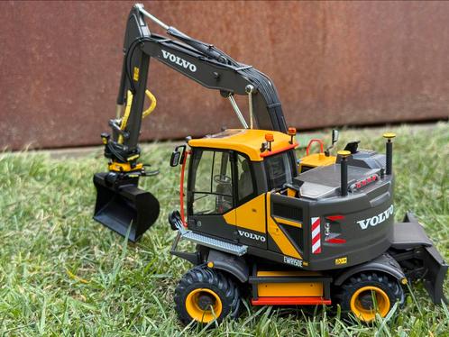 Volvo EWR 150 AT collections 1:32 verbouwd, Hobby en Vrije tijd, Modelauto's | 1:32, Zo goed als nieuw, Tractor of Landbouw, Overige merken