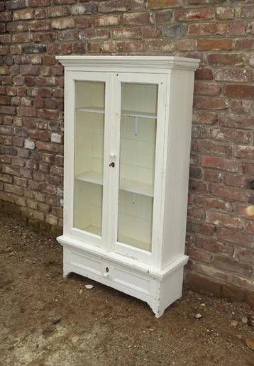 oude vitrinekast vitrine kast met lade  beschikbaar voor biedingen