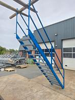 Stalen trap blauw hoog 2.7mtr nob141, Doe-het-zelf en Verbouw, Ladders en Trappen, Ophalen, Zo goed als nieuw, 2 tot 4 meter