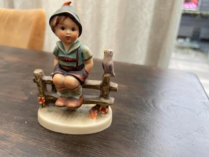 Hummel Beeldje - Jongen met Vogel, Antiek en Kunst, Antiek | Keramiek en Aardewerk, Ophalen of Verzenden