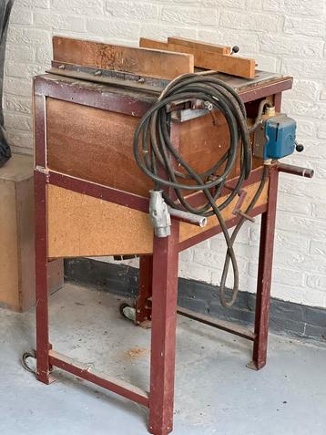 Retro Zaagtafel met Afzuigsysteem beschikbaar voor biedingen