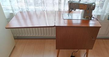 Singer naaimachine en/ in  naaitafel beschikbaar voor biedingen