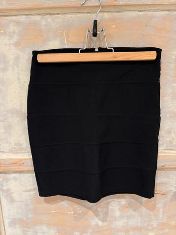 Strak rokje beschikbaar voor biedingen