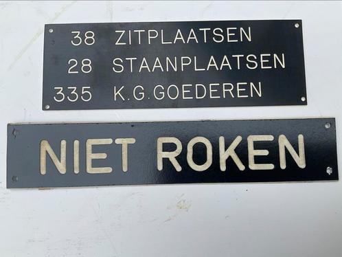 2 OUDE PLASTIC BUS BORDJES VAN HET OPENBAAR VERVOER, Verzamelen, Spoorwegen en Tramwegen, Gebruikt, Bus of Metro, Overige typen