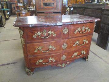 Oer 09874 18e eeuwse commode met grote bronzen grepen beschikbaar voor biedingen