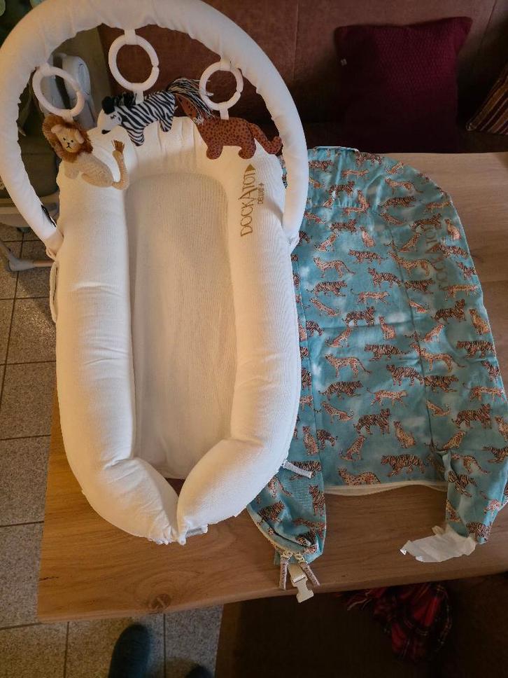 DockATot Deluxe pristine white + extra hoes & speelboog, Kinderen en Baby's, Overige Kinderen en Baby's, Zo goed als nieuw, Ophalen of Verzenden