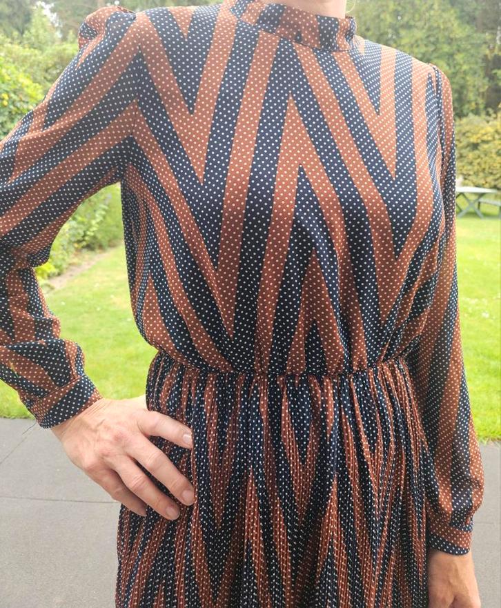 Mooie jurk van Minimum bruin blauw maat M, Kleding | Dames, Jurken, Gedragen, Maat 38/40 (M), Bruin, Onder de knie, Ophalen of Verzenden