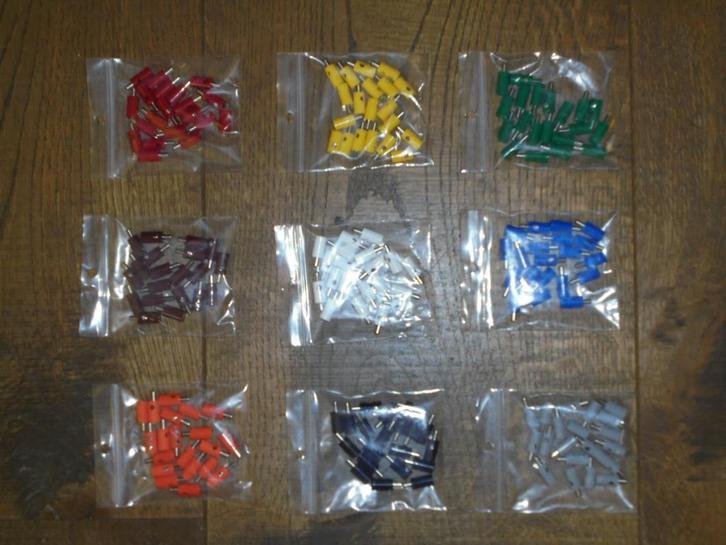 Stekkers nieuw HO (oud type) met dwarsgat diverse kleuren, Hobby en Vrije tijd, Modeltreinen | H0, Nieuw, Treinset, Gelijkstroom of Wisselstroom
