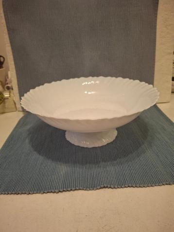 Mooie witte (fruit)schaal op voet - gehard melkglas  beschikbaar voor biedingen