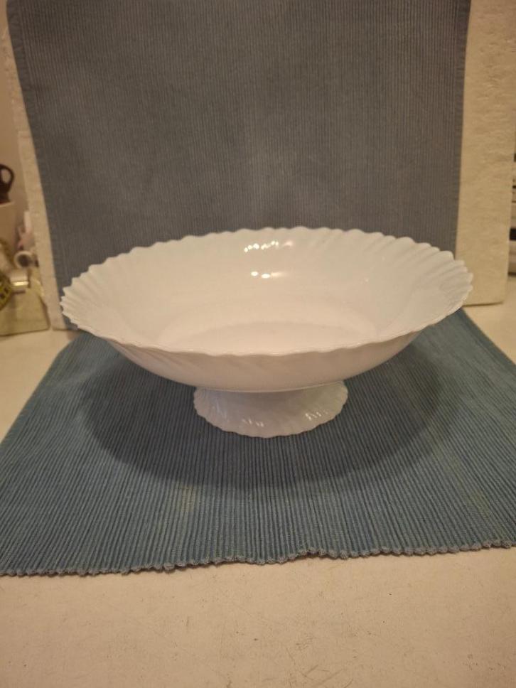 Mooie witte (fruit)schaal op voet - gehard melkglas, Antiek en Kunst, Antiek | Glas en Kristal, Ophalen of Verzenden