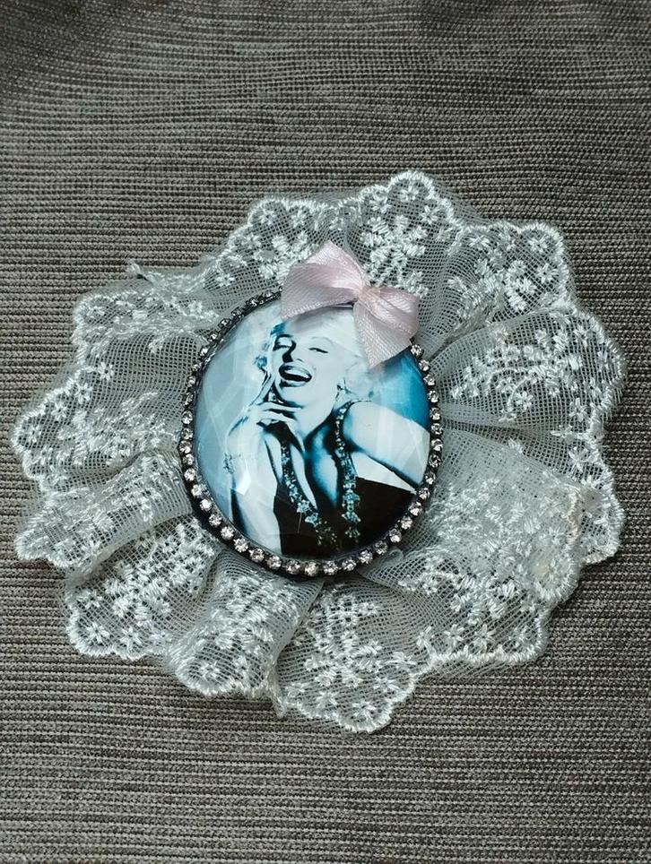 Een prachtige grote Marilyn Monroe broche., Sieraden, Tassen en Uiterlijk, Broches, Zo goed als nieuw, Overige materialen, Zilver