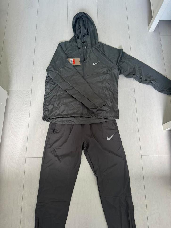 Nike Miller Running Trainingspak Grijs Maat S, Kleding | Heren, Sportkleding, Zo goed als nieuw, Algemeen, Grijs, Verzenden