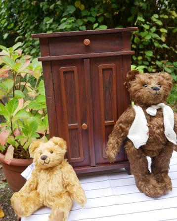 oud miniatuur kastje beschikbaar voor biedingen