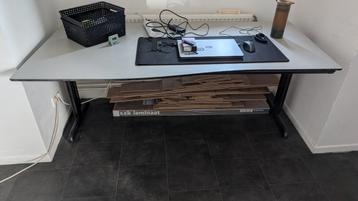 Grote bureautafel beschikbaar voor biedingen