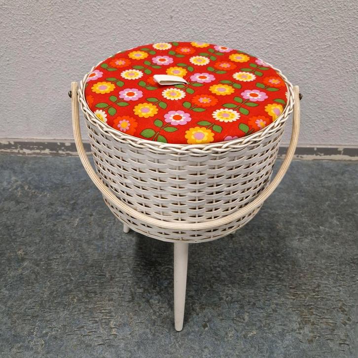 Vintage naaimand op schuine pootjes fifties opbergmand, Verzamelen, Retro, Huis en Inrichting, Ophalen of Verzenden