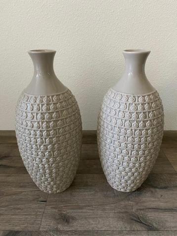 2 Vazen / beige beschikbaar voor biedingen
