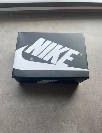 Air jordans 1 zwart-wit beschikbaar voor biedingen
