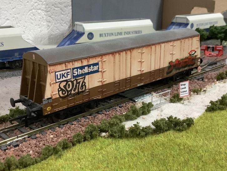 H0/OO wagon van type PWA| Engeland | hornby | tijdperk 8 |, Hobby en Vrije tijd, Modeltreinen | H0, Zo goed als nieuw, Wagon, Gelijkstroom