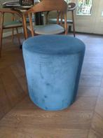 Blauw velourse poef, Huis en Inrichting, Ophalen, Minder dan 50 cm, Rond, Minder dan 50 cm