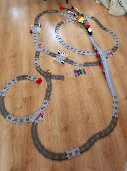 Grote duplo treinbaan met elektrische trein, Kinderen en Baby's, Speelgoed | Duplo en Lego, Zo goed als nieuw, Duplo, Complete set