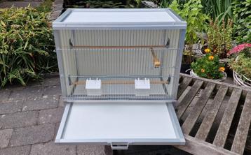 Vogelkooi, transportkooien, drinkflessen beschikbaar voor biedingen