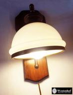 Wandlamp hout, messing - olie lampenkap wit / melkglas, Ophalen of Verzenden, Gebruikt, Glas