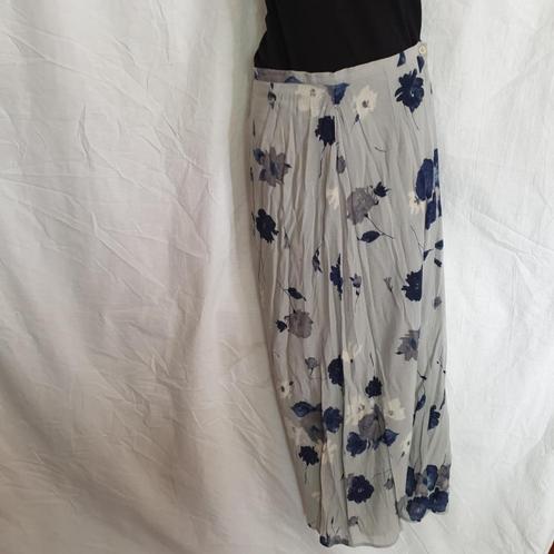 Mooie lange grijze rok, blauwe bloemen. Mt 36. Merk Inwear, Kleding | Dames, Rokken, Zo goed als nieuw, Maat 36 (S), Grijs, Onder de knie
