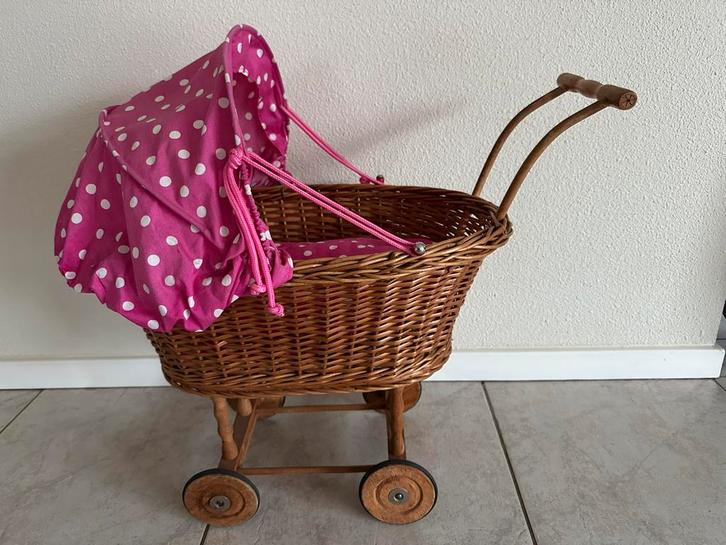rieten poppenwagen met neerklapbare kap stof + dekens + pop, Kinderen en Baby's, Speelgoed | Poppen, Gebruikt, Overige typen, Ophalen of Verzenden