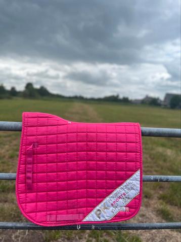 Roze dressuur dekje maat full beschikbaar voor biedingen