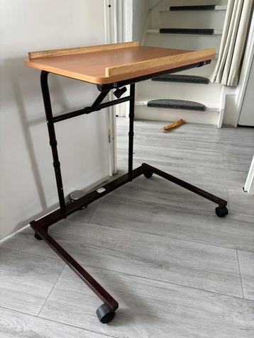 Hulp tafeltje, goed bij je stoel aanschuifbaar beschikbaar voor biedingen