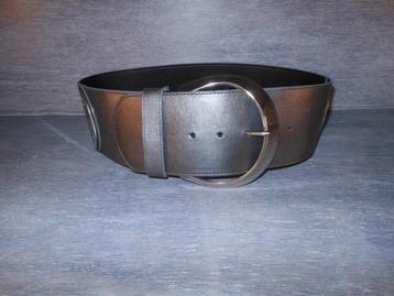 Brede grijze leren riem met een zilverkleurige gesp maat 75 beschikbaar voor biedingen