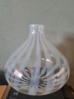 Witte glazen vaas met strepen, 50 tot 75 cm, Wit, Ophalen of Verzenden, Glas