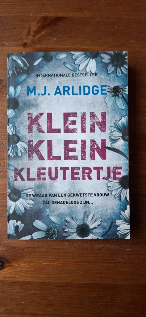 M.J. Arlidge - Klein klein kleutertje, Boeken, Thrillers, Gelezen, Ophalen of Verzenden