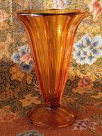 Mooie oude Boheemse vaas van amberkleurig glas 20,6 cm., Antiek en Kunst, Ophalen of Verzenden
