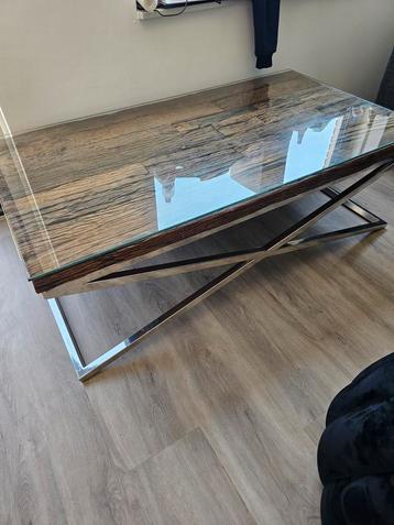Mooie salontafel met glasplaat beschikbaar voor biedingen