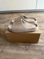 Adidas Yeezy Slide Bone 45, Kleding | Heren, Schoenen, Ophalen of Verzenden, Zo goed als nieuw, Overige kleuren